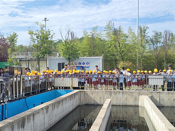 174908358511971554lI.jpg 50余名師生走進水環境公司商南縣污水處理廠探索污水治理“綠色密碼”1.jpg