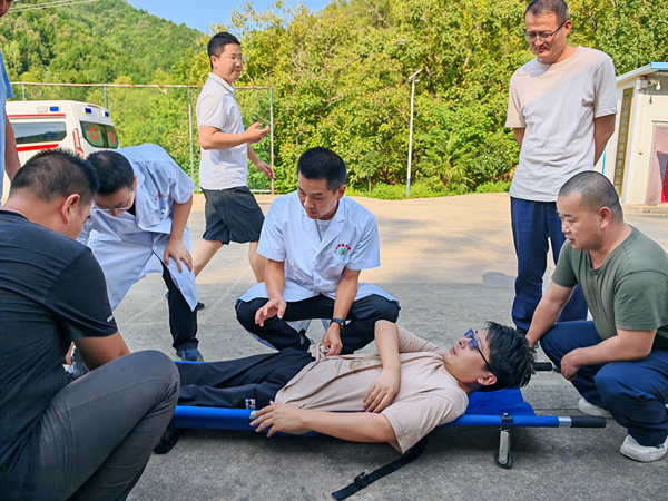 秦楓礦業公司工會邀請駐地衛生院開展急救技能培訓4_副本.jpg