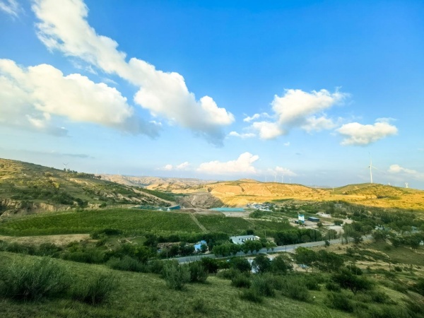 1757641095243654qzwO.jpg 填埋場(chǎng)經(jīng)過綠化后,植被長(zhǎng)勢(shì)喜人,綠色的場(chǎng)站與清澈的藍(lán)天相呼應(yīng)。_副本.jpg