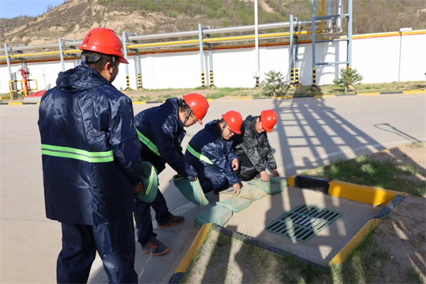 17678358744451324AY5.jpg 延安環(huán)保公司楊家園則運營維修部全員行動,打響了防汛備汛攻堅戰(zhàn).jpg